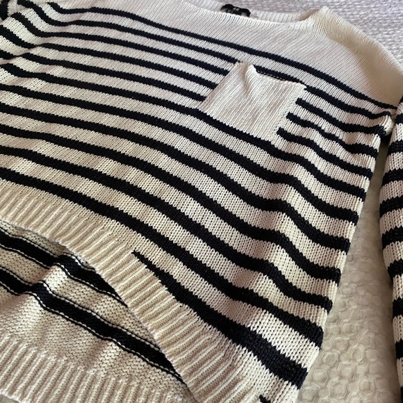 H&M White and Navy Blue Knit Top - Picture 4 of 4